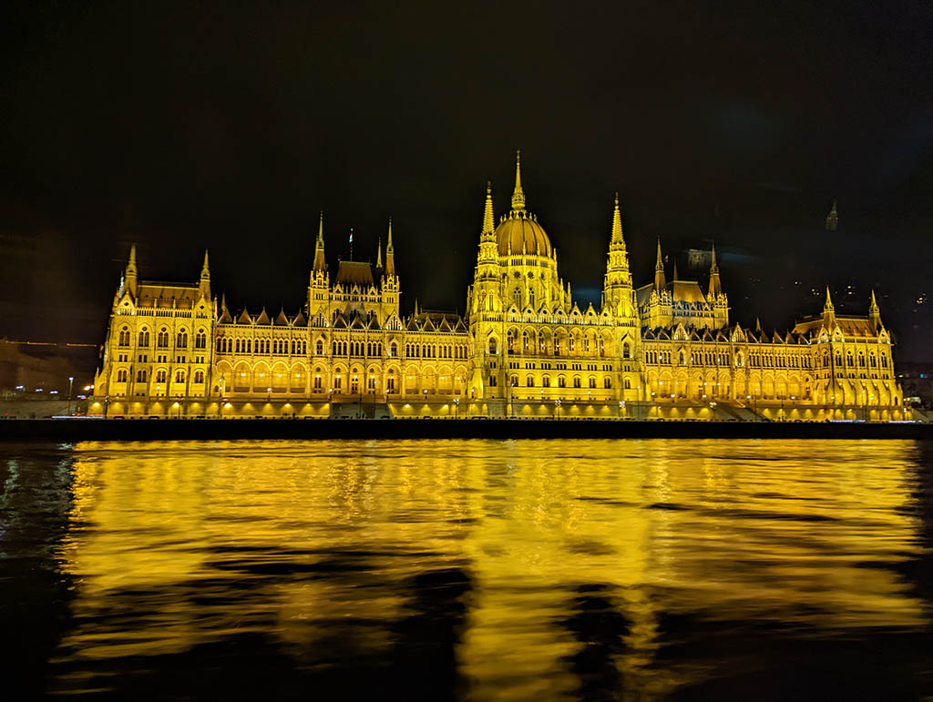 Parlamento de budapest por la noche